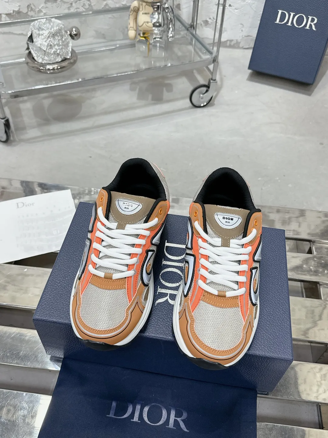 Men's men's shoes 💰600❤️❤️❤️High version Dior Dior's latest color matching B30 series reflective dad sneakers original 17380💰 purchased for development and production Brand new B30 sneakers Dad Shoes style shoes that follow the trend of the retro market The Dior logo on the tongue also indicates that this pair of shoes is the B30 model! B30 uses fine-textured leather and mesh cloth materials to form a shoe body. There are conspicuous letters CD on both sides of the shoe body to indicate identity. Many lines on the shoe body outline details to make the shoes look less monotonous and full of retro flavor. The delivery counter is exquisitely packaged🛍📦 ▪️Fabric: Original customized technical fabric + mesh ▪️Inner lining: Customized breathable lining ▪️Outsole: Original molded IP foam + TPU outsole ▪️Sole thickness: 3.5CM ▪️Size: Women’s size 35-40 / Men’s size 39-46